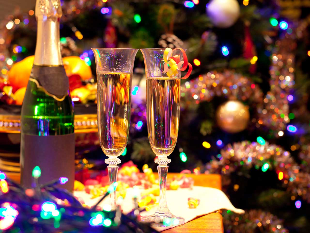 Работает ли в новый год. Шампанское новый год. Новогодняя вечеринка. Новогодний банкет. Новый год (праздник).